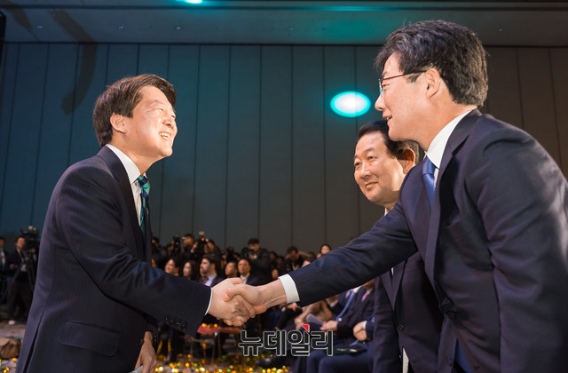 ▲ 바른미래당 안철수 전 대표가 13일 오후 경기 고양시 킨텍스에서 열린 바른미래당 출범대회에서 새 지도부로 선출된 박주선-유승민 대표에게 축하 인사를 건네고 있다. ⓒ뉴데일리 이종현 기자