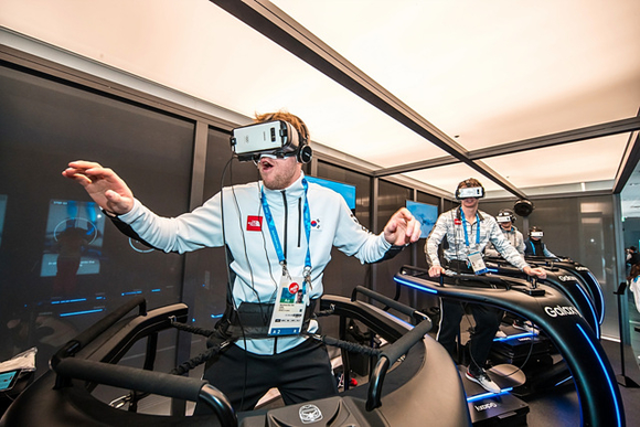 ▲ 대한민국 아이스하키팀 선수들이 삼성 올림픽 쇼케이스를 방문해 VR 체험을 하고 있다. ⓒ삼성전자