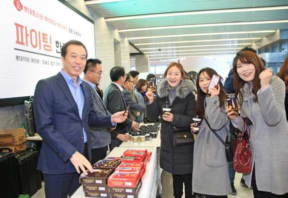롯데홈쇼핑, 제과, 푸드는 이달 13일(화) 서울 양평동 본사에서 출근하는 직원들에게 직접 음료를 나눠주며 격려하는 '파이팅! 한 잔 하세요' 이벤트를 공동으로 진행했다. ⓒ롯데홈쇼핑