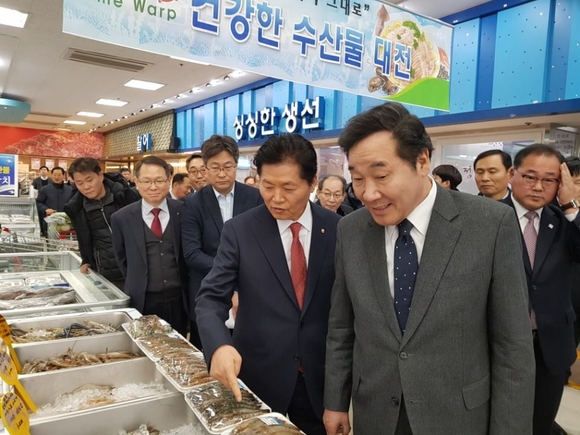 ▲ 이낙연 국무총리(오른쪽)와 김병원 농협중앙회장(오른쪽에서 두번째)이 농협 하나로마트를 방문해 설 물가를 점검하고 있다. ⓒ 김병원 회장 페이스북