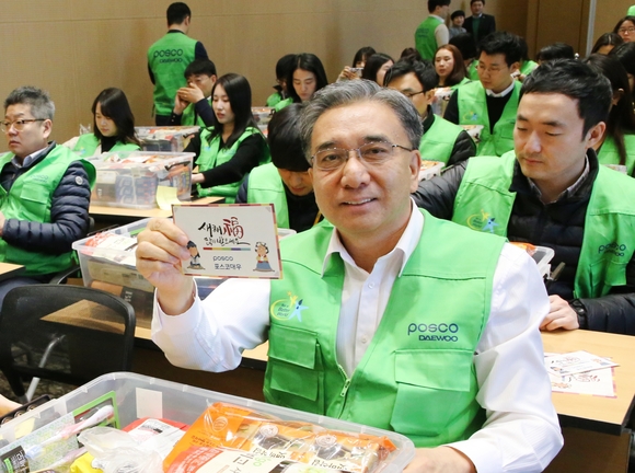 ▲ 포스코대우 김영상 사장이 설맞이 나눔상자를 제작하고 있다.ⓒ포스코대우