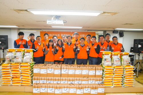 ▲ 한화건설 임직원들이 설을 맞아 명절선물을 제작하고 환하게 웃고있다. ⓒ 한화건설