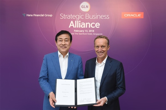 ▲ 김정태 하나금융지주 회장(왼쪽)이 13일 오전 싱가포르 스위소텔 더 스탬포드 호텔에서 로익 르 귀스케(Loic Le Guisquet) 오라클 유럽 및 아태평양 총괄사장과 전략적 파트너십을 체결하고 기념사진을 촬영하고 있다. ⓒ하나금융지주