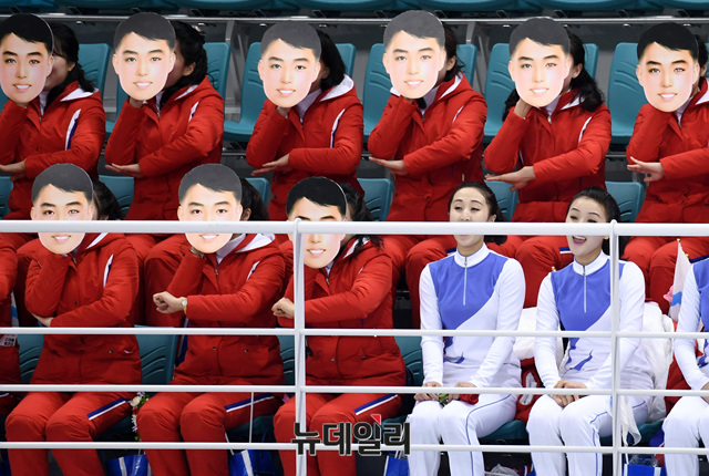 ▲ 10일 평창올림픽 여자 아이스하키 경기장에서 북한 응원단이 젊은 남성의 얼굴이 가면을 쓰고 남북 단일팀을 응원하는 모습. 해당 가면은 '김일성 가면' 의혹에 휩싸여 논란이 되고 있다. ⓒ2018 평창 사진공동취재단