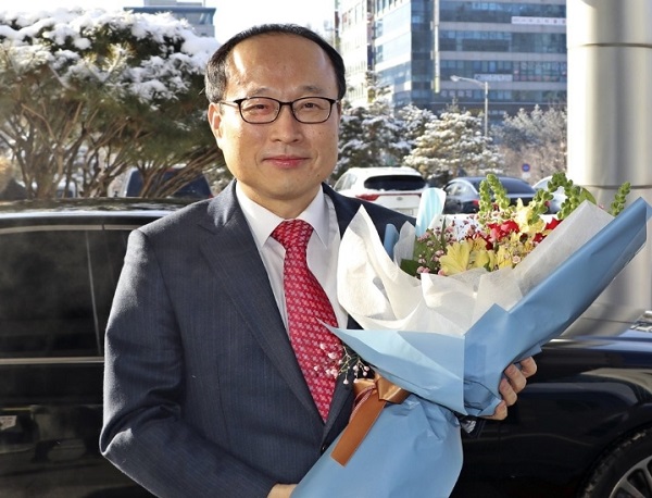 ▲ 이상주 신임 청주지법원장이 13일 출근하며 꽃다발을 받았다.ⓒ청주지법