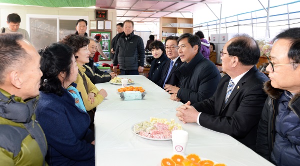 ▲ 안희정 충남지사가 13일 계룡대 방문에 이어 민생현장 탐방으로 계룡 용도령 영농조합에 들러 삼색강정 만들기 체험에 참여하고 주민들과 환담을 나누고 있다.ⓒ충남도