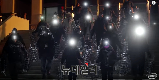 ▲ 슈팅스타 군집 퍼퍼먼스를 위해 비행중인 스텝들 ⓒ인텔 유튜브 영상 캡쳐