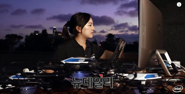▲ 군집비행을 준비중인 인텔 슈팅스타 드론과 스텝 ⓒ인텔 유튜브 영상 캡쳐