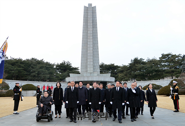 ▲ 박주선, 유승민 바른미래당 공동대표와 지도부 등이 14일 오전 서울 국립서울현충원에서 참배 후 나서고 있다.ⓒ뉴데일리 공준표 기자