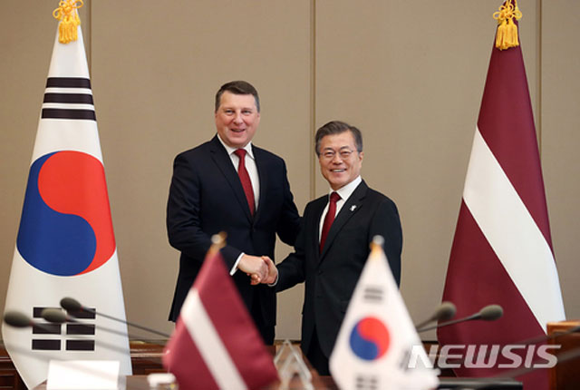 ▲ 지난 13일 청와대에서 라이몬즈 베요니스 라트비아 대통령과 정상회담을 가진 문재인 대통령. ⓒ뉴시스. 무단전재 및 재배포 금지.