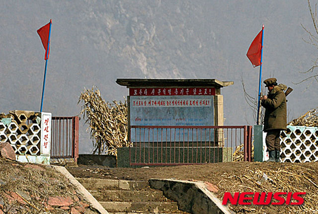 ▲ 중국 접경지역을 지키고 있는 북한 국경경비대 모습. ⓒ뉴시스. 무단전재 및 재배포 금지.