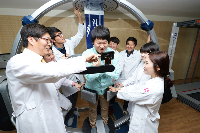 ▲ 대구보건대학교 물리치료과 교육인증과 관련된 학생들의 실습장면.ⓒ대구보건대