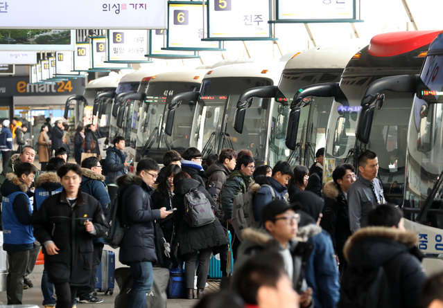 ▲ 설 연휴를 하루 앞둔 14일 오전 서울 서초구 강남고속버스터미널 승차장에서 귀성객들이 고향행 버스를 기다리고 있다. ⓒ뉴시스
