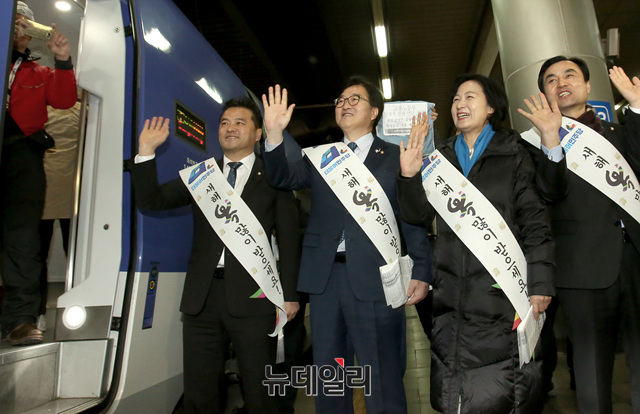 ▲ 추미애 더불어민주당 대표, 우원식 원내대표 등 지도부가 14일 오전 서울역에서 귀성객을 향해 손을 흔들고 있다. ⓒ뉴데일리 공준표 기자