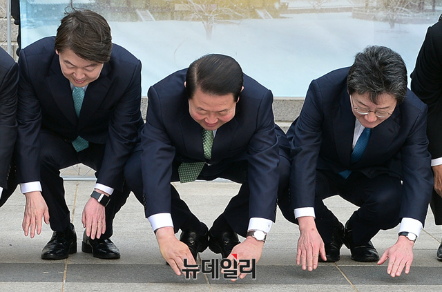 ▲ 박주선, 유승민 바른미래당 공동대표와 안철수 전 대표 등 지도부가 14일 오전 국회 본청 앞에서 열린 '대국민 설 인사' 행사에 참석해 큰절을 하고 있다. ⓒ뉴데일리 공준표 기자