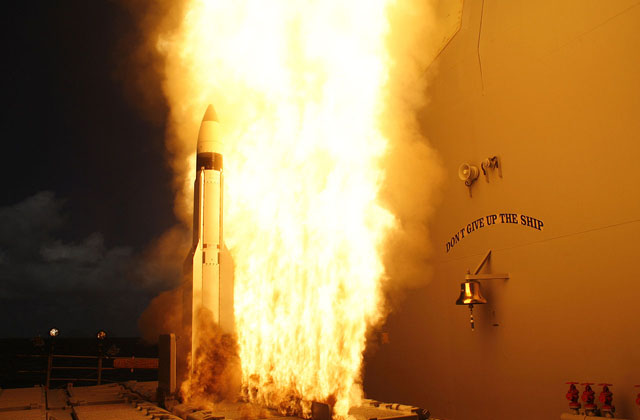 ▲ 미국이 일본과 함께 개발 중인 SM-3 블록ⅡA 요격 미사일을 美이지스 순양함 '이리 호' 함에서 시험발사하는 모습. 우주 공간에서 적 탄도미사일을 격추한다. ⓒ위키피디아 공개사진.