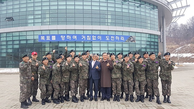 ▲ 2017년 종합우수학군단에 선정된 대구대 학군단과 홍덕률 총장.ⓒ대구대