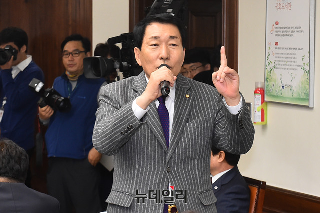 ▲ 국회 헌정특위 위원인 자유한국당 안상수 의원은 6·13 지방선거와 개헌국민투표의 동시실시 가능성을 완전히 닫아놓지 않으면서도, 권력구조 개편을 제외한 개헌 시도는 있을 수 없다고 단호히 선을 그었다. ⓒ뉴데일리 이종현 기자