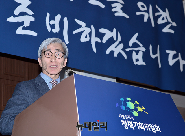 ▲ 문재인 대통령으로부터 개헌안을 마련하라는 지시를 받은 정해구 대통령직속 정책기획위원장은 과거 저술 전력으로 미뤄볼 때, 헌법안 마련에 적절한 인물인지 의구심이 제기되고 있다. 정해구 위원장이 구성한 헌법자문특위 위원 면면과 관련해서도 벌써부터 코드 논란이 쏟아지고 있다. ⓒ뉴데일리 공준표 기자