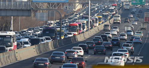 ▲ 설 연휴가 시작된 15일 오전 경부고속도로 하행선이 귀성길에 오른 차량들로 가득차 있다. ⓒ뉴시스