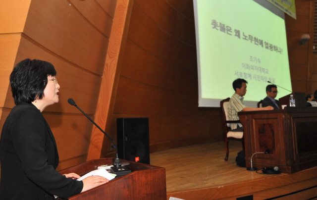 ▲ 문재인 대통령이 청와대 민정수석 시절, 홍보수석을 지냈던 조기숙 전 청와대 홍보수석이 촛불은 왜 노무현에 열광하는가 라는 주제로 발표를 하고 있다. 조기숙 전 수석은 동학농민운동을 촉발했던 조병갑 고부군수의 증손녀다. ⓒ뉴시스 사진DB