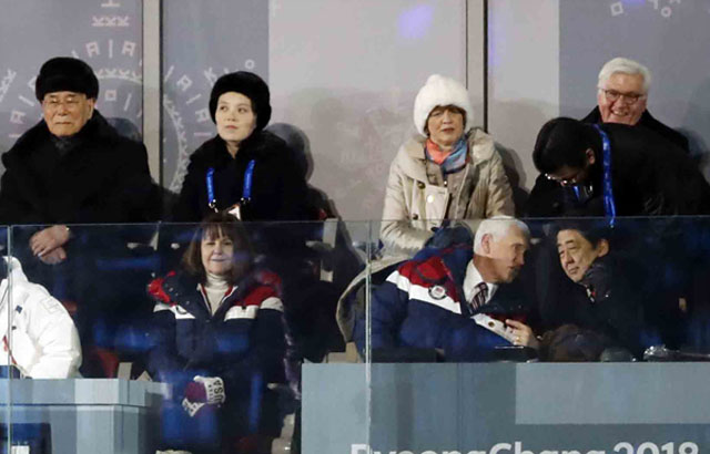 ▲ 지난 9일 평창 동계올림픽 개막식 중 아베 日총리와 이야기를 나누는 펜스 美부통령. 왼쪽 뒤편에 김여정 등이 보인다. ⓒ뉴시스. 무단전재 및 재배포 금ㅈ.