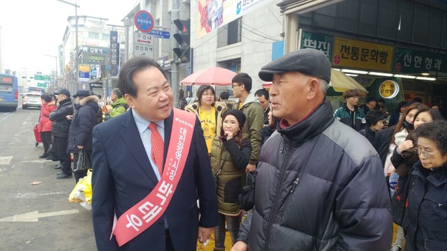 ▲ 자유한국당 박태우 대전시장 예비후보가 15일 재래시장에서 한 시민과 대화를 나누고 있다.ⓒ박태우 예비후보 캠프