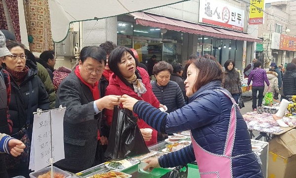 ▲ 한국당 소속 박성효 유성갑위원장이 15일 대전 재래시장에서 제수용품을 구입하고 있다.ⓒ한국당 유성갑당협