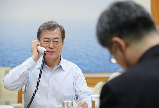 ▲ 문재인 대통령이 통화하는 모습. 사진은 지난달 18일 프랑스 에마뉘엘 마크롱
 대통령과 통화하는 모습이다. ⓒ청와대 제공