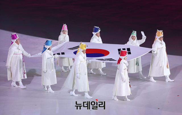 ▲ 지난 9일 평창 동계올림픽 개막식 당시 입장하는 태극기. 주최국 국기로 모습을 드러냈다. ⓒ2018 평창 사진공동취재단.