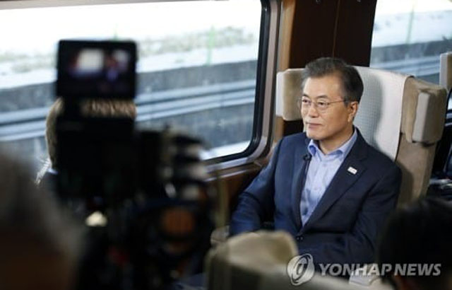 ▲ 2017년 12월 19일 서울-강릉 KTX 개통 당시 美언론과 인터뷰를 하는 문재인 대통령. 文대통령은 당시 