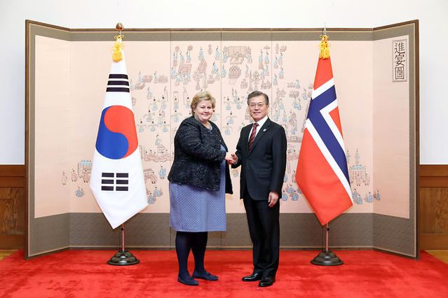 ▲ 문재인 대통령이 15일 에르나 솔베르그 노르웨이 총리와 청와대에서 만났다. ⓒ청와대 제공