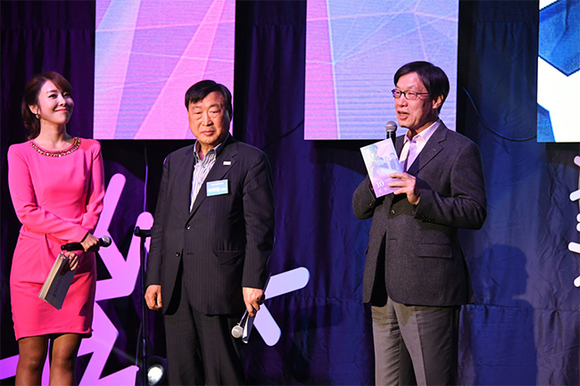 ▲ 포스코가 지난해 10월 28일 포스코센터에서 '2018 평창동계올림픽 성공기원 포스코콘서트'를 열었다. 본격적인 콘서트에 앞서 권오준 회장과 이희범 평창동계올림픽 조직위원장(가운데)가 동계올림픽 개최성공 기원 메세지를 발표하고 있다.ⓒ포스코