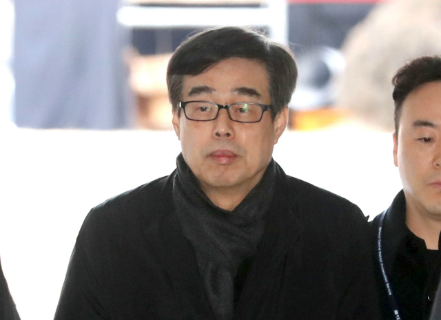 ▲ 검찰에 의해 구속영장이 청구된 이명박 전 대통령의 최측근 장다사로 전 청와대 총무기획관이 영장실질심사를 받기 위해 서울중앙지방법원으로 출석하고 있다. 장다사로 전 기획관에 대한 검찰의 구속영장청구는 법원에 의해 기각됐다. ⓒ뉴시스 사진DB