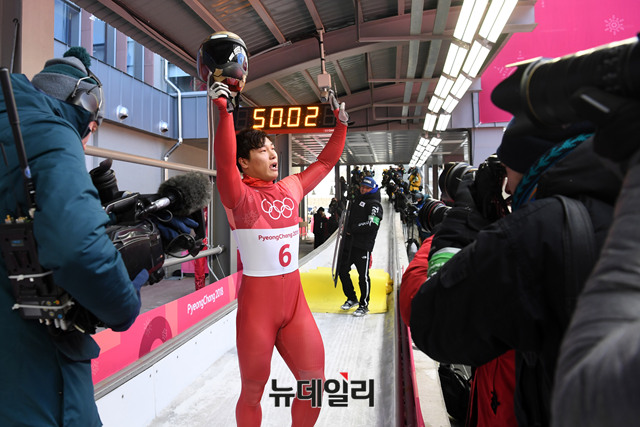 ▲ 아시아 선수 최초로 스켈레톤 종목에서 금메달을 딴 윤성빈 선수가 손을 들어 환호에 답하고 있다. ⓒ2018 평창 사진공동취재단.