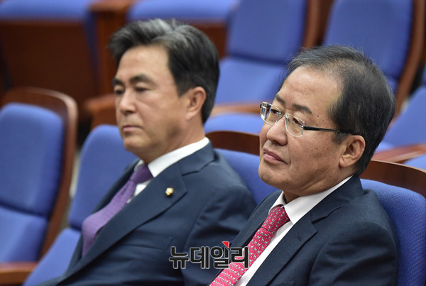 ▲ 자유한국당 홍준표 대표와(오른쪽) 김태흠 최고위원. ⓒ뉴데일리 이종현 기자