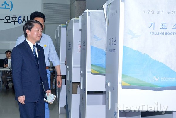 ▲ 새정치민주연합 송영길 인천시장 후보와 새정치민주연합 안철수 공동대표가 30일 오전 인천국제공항에 마련된 운서동 제2 사전투표소에서 사전투표를 하고 있다. ⓒ뉴데일리 DB