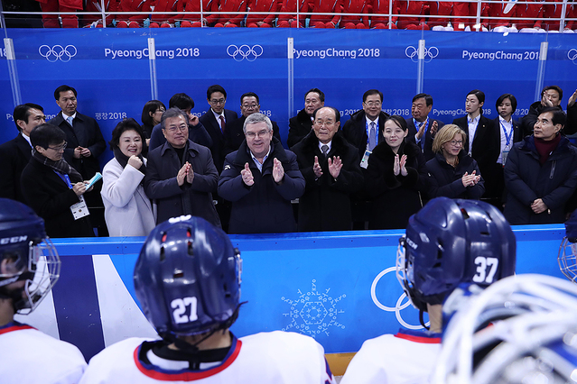 ▲ 11일 평창동계올림픽을 관람한 문재인 대통령(왼쪽 세번째).ⓒ청와대