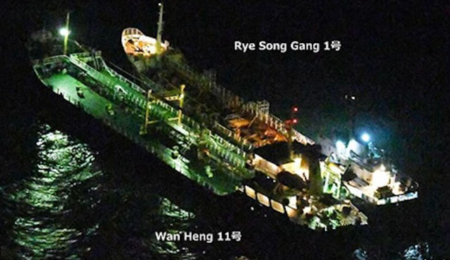 ▲ 日해상자위대 P-3C 초계기가 촬영해 공개한 동중국해 공해상에서의 불법 환적 장면. 왼쪽이 중국 '완헹 11호'이고 오른쪽이 북한 '예성강 1호'다. ⓒ美VOA 관련보도 캡쳐-日해상자위대 공개사진.