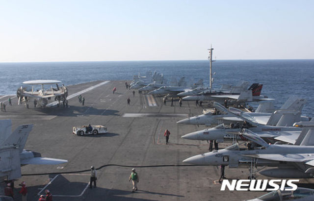 ▲ 미국은 북한의 위협이 있을 때마다 전략자산을 한반도로 보내 한국의 안보를 보증해 왔다. 사진은 2017년 10월 29일 한국 기자들에게 공개한 항모 로널드 레이건 함. ⓒ뉴시스. 무단전재 및 재배포 금지.