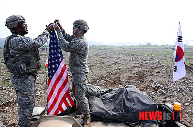 ▲ 과거 키 리졸브 훈련에 참가한 미군이 도하를 위해 성조기를 접는 모습. 미국이 한국에서 성조기를 접고 한국이 중국의 아래로 들어가면 최악의 상황이 닥칠 것이다.ⓒ