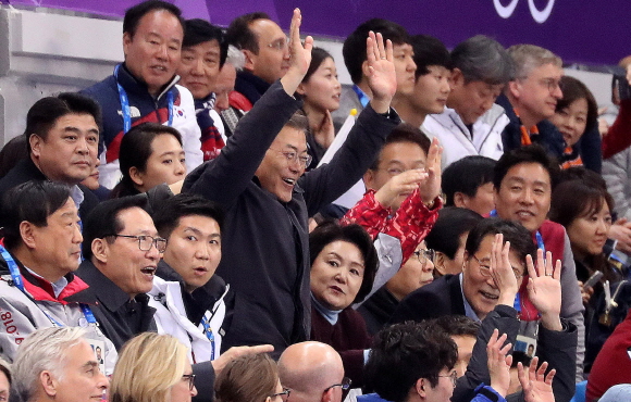 ▲ 문재인 대통령이 17일 오후 강원 강릉 아이스아레나에서 열린 남녀 쇼트트랙 스피드 스케이팅 경기에서 파도타기 응원을 하고 있다.ⓒ뉴시스
