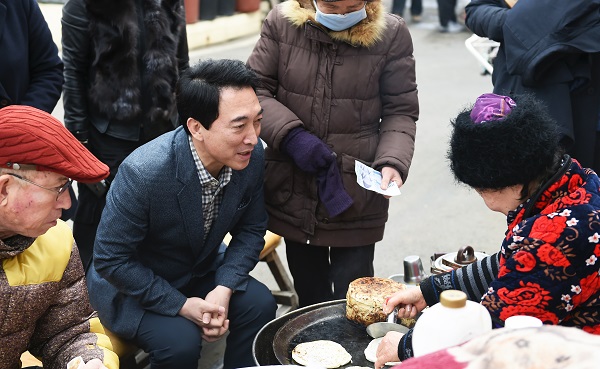 ▲ 박수현 충남도지사 예비후보가 설 연휴기간에도 민생탐방을 이어갔다.박 예비후보가 시장에서 한 할머니와 대화를 나누고 있다.ⓒ박수현 충남도지사 예비후보 캠프