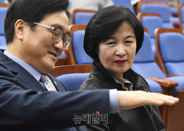 ▲ 국회 의원총회에서 대화를 나누는 더불어민주당 추미애 대표와 우원식 원내대표. ⓒ뉴데일리 이종현 기자