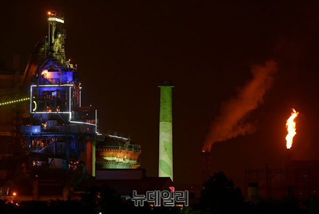 ▲ 밤에 본 포스코 포항 공장 모습. 포스코는 중국에 제철기법을 수출하기도 했다. ⓒ뉴데일리 DB