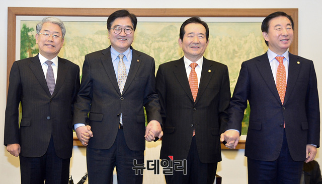 ▲ 정세균 국회의장과 더불어민주당 우원식·자유한국당 김성태·바른미래당 김동철 원내대표가 19일 오전 국회의장실에서 정례회동에 앞서 기념촬영을 하고 있다. ⓒ뉴데일리 공준표 기자