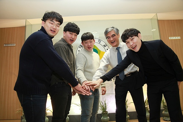 ▲ 대구대가 안전사고 예방 및 건전한 청년 문화 정착을 위해 1박2일간 교내에서 예비대학을 진행한다.사진은 홍덕률 총장(오른쪽 두번째)과 총학생회 임원들.ⓒ대구대학교