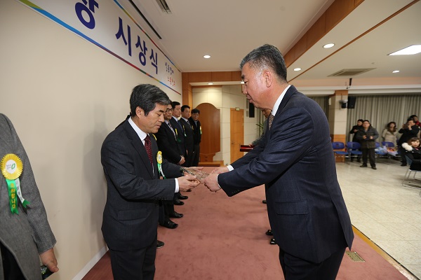 ▲ 청주대 이공대학 도시계획부동산학과 김영환 교수(왼쪽)가 최근 이범석 청주시장 권한대행으로부터 ‘자랑스러운 건설인상’을 받았다.ⓒ청주대