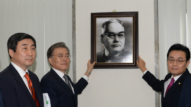 ▲ 문재인 대통령과 전병헌 전 청와대 정무수석, 더불어민주당 이종걸 전 원내대표가 국회 당대표회의실에 해공 신익희 선생의 사진을 걸고 있다. 해공은 김민석 민주연구원장이 