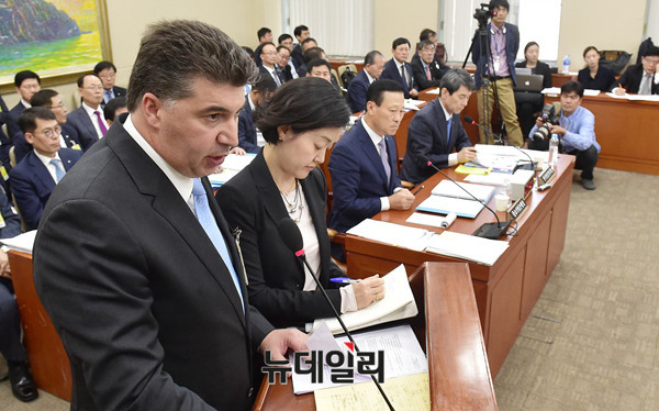 ▲ 한국 GM 카허 가젬 사장이 지난해 10월 23일 오후 국회에서 열린 정무위원회의 한국산업은행, 중소기업은행 등에 대한 국정감사에 증인으로 출석해 의원들의 질문에 답하고 있다. ⓒ뉴데일리 이종현 기자